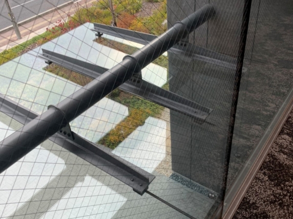 ペアガラスの取外し場所が躯体より3ｍ奥まった箇所にあって、クレーンを使用してのペアガラス取り外しは吊り代がなく使用できないので、ヒアブを使用しての取り外し。
